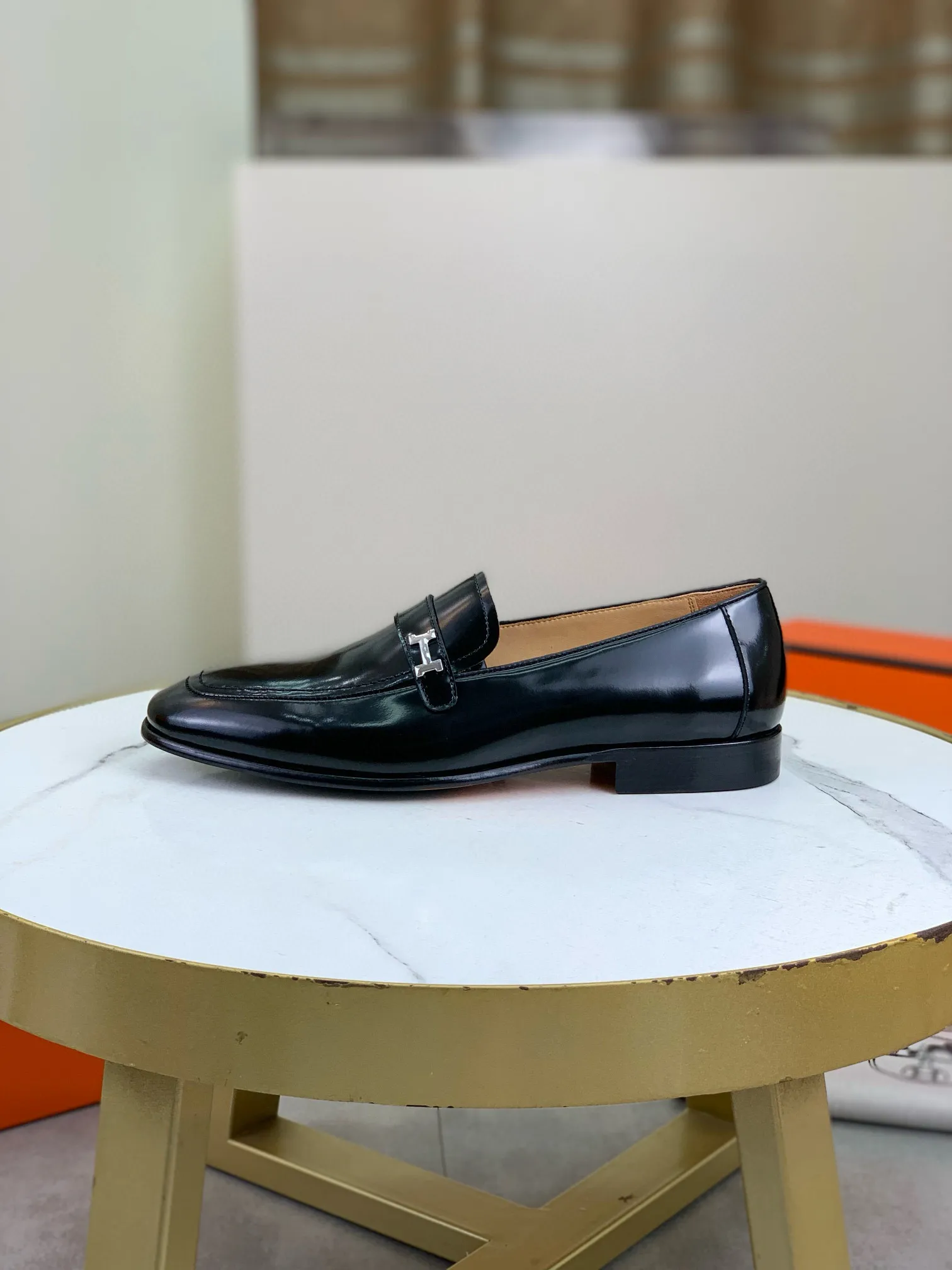 Factory price P960 💰Top version 💎💎💎 Original leather outsole Brand: Hermès (Hermès) Standard code: Men's size 39-44 (38, 45 can be customized) Grade: Same as the official website Original quality materials: Original soft calfskin Water-dyed cowhide lining Original Italian leather outsole Style categories: Men's fashion Formal casual leather shoes Slip-on men's shoes series Young fashion European and American trends, British style, colors: multiple options, counter packaging